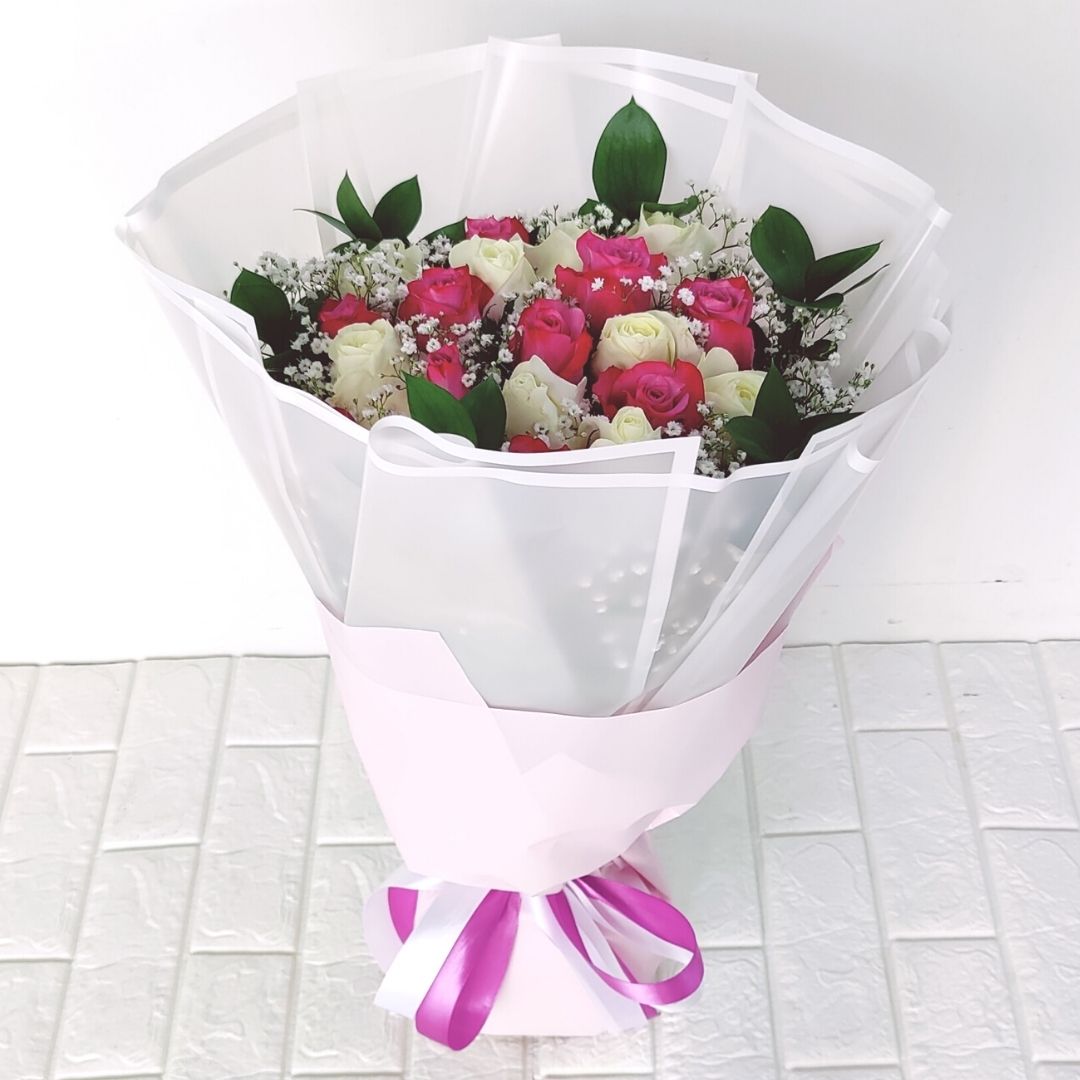 pink white roses bouquet