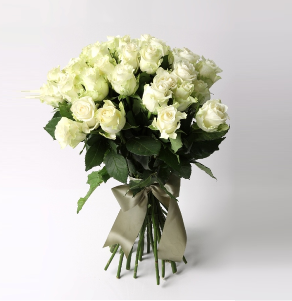 30-white-roses-bouquet-600×618